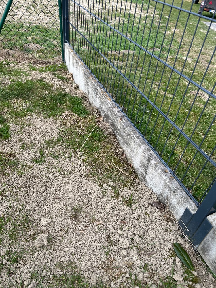 Čištění plotu - podhrabová deska – před čištěním